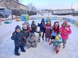 Зима - прекрасное время года, которому радуются дети. На свежем зимнем воздухе полезно и весело провести время для здоровья. В младшей группе "Почемучки" и в старшей подготовительной и в группе Раннего возраста "Малыши- крепыши" нашего детского " Зимние з Зима - прекрасное время года, которому радуются дети. На свежем зимнем воздухе полезно и весело провести время для здоровья. В младшей группе "Почемучки" и в старшей подготовительной и в группе Раннего возраста "Малыши- крепыши" нашего детского " Зимние з.